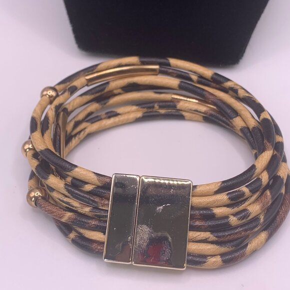 🐱 5 FOR $10.  GOLDTONE LEOPARD PRINT BRACELET - Picture 2 of 5